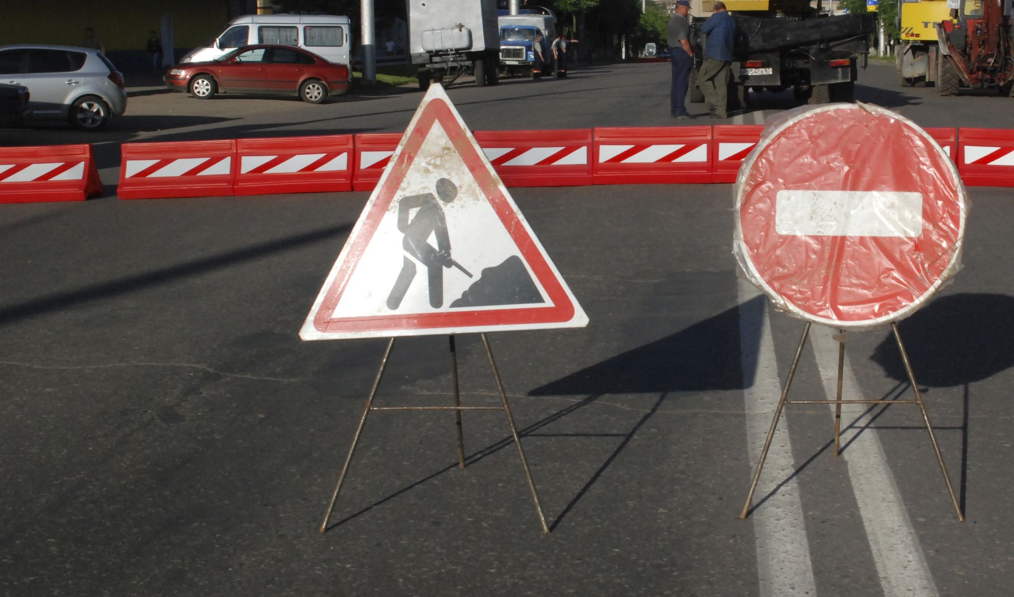Ограничено движение транспорта. Ограничение движения автодороги. Дорога перекрыта. Дорожное перекрытие. Ограничение движения автодороги.