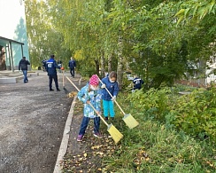 Сотрудники МУП УИС приняли участие в осеннем общегородском субботнике